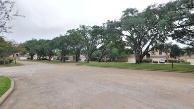 8003 Oakwood Forest Dr in Houston, TX - Building Photo - Building Photo