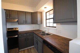 126 Fairway Ave in Monett, MO - Building Photo - Building Photo