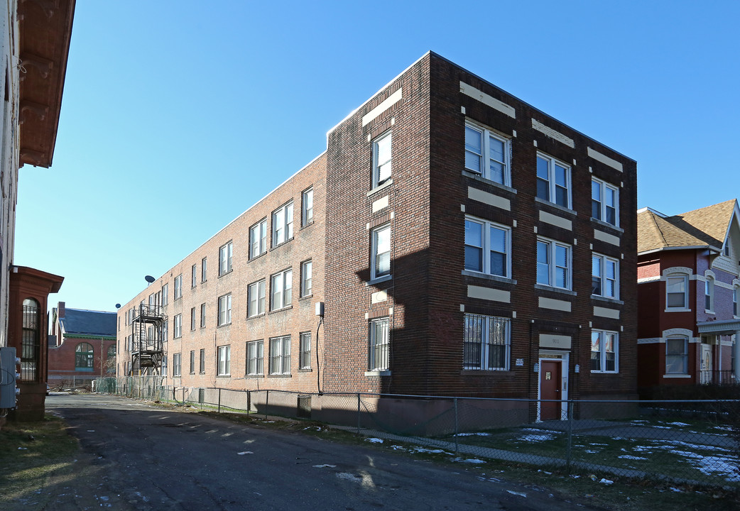 Lords Hill Apartments in Hartford, CT - Building Photo