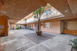 13354 Vanowen St in Van Nuys, CA - Foto de edificio - Building Photo