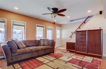 33 Robin Ln in Levittown, NY - Building Photo - Building Photo