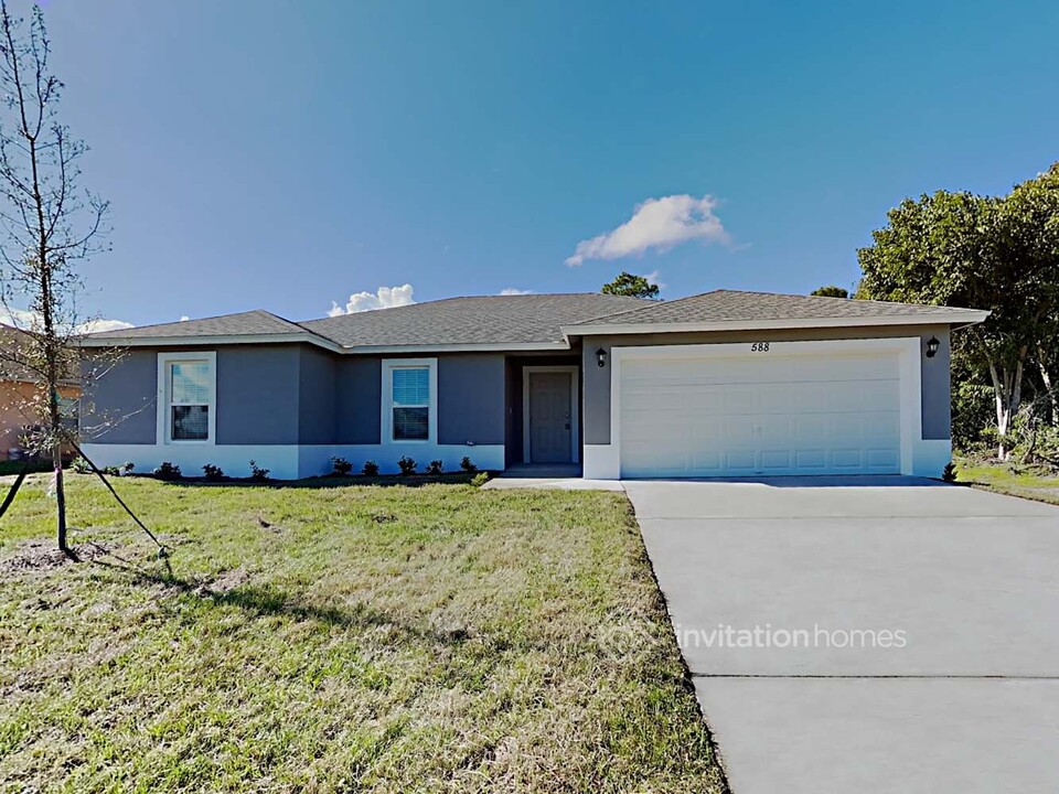 588 SW Crawfish Dr in Port St. Lucie, FL - Foto de edificio