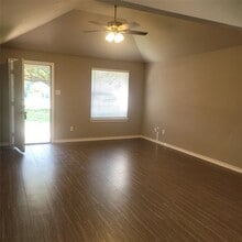 106 Casa Linda St in Ennis, TX - Foto de edificio - Building Photo