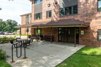 Oak Park Manor in Des Moines, IA - Building Photo - Building Photo