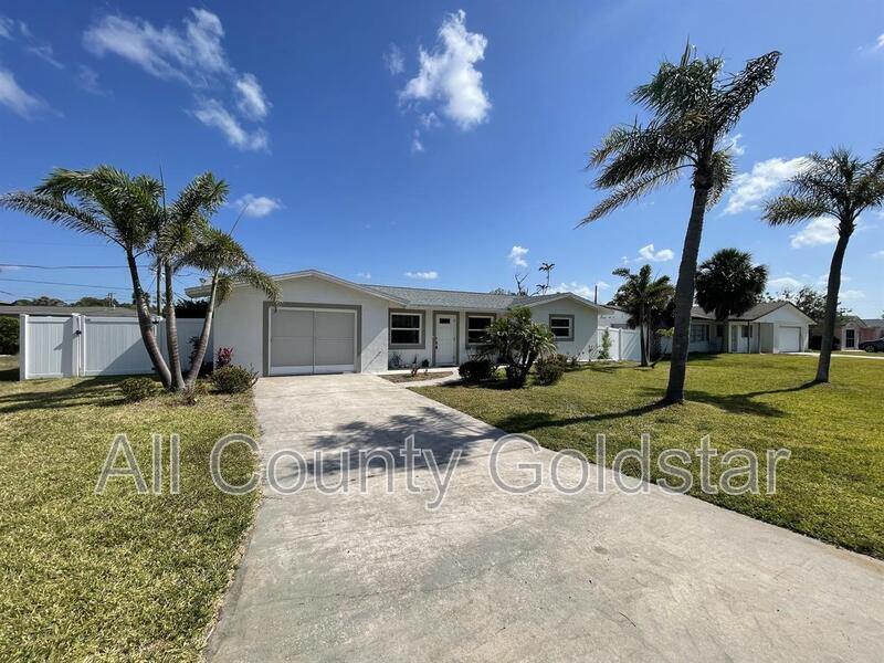 1650 Loralin Dr in Englewood, FL - Building Photo