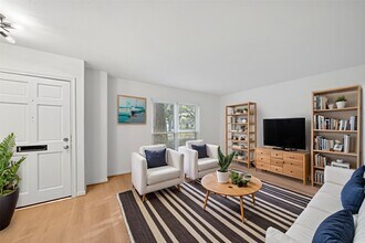 9654 Westview Dr in Houston, TX - Building Photo - Building Photo