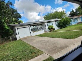 1211 C St in Floresville, TX - Building Photo