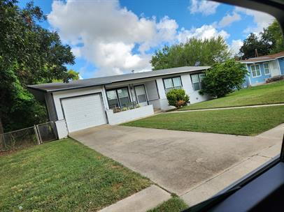 1211 C St in Floresville, TX - Building Photo
