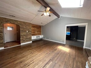 2100 Twin Elms Dr in Arlington, TX - Building Photo - Building Photo