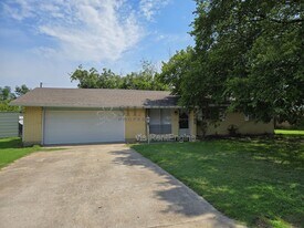 1105 Willard in Robinson, TX - Building Photo