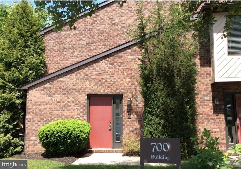 707 Mountainview Dr in Chesterbrook, PA - Building Photo