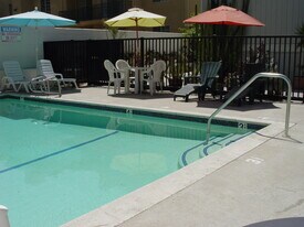 Halsted Garden Apartments in Northridge, CA - Building Photo