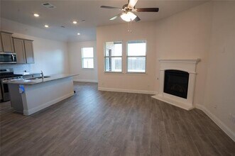 10924 Klondike Ln in Krugerville, TX - Foto de edificio - Building Photo