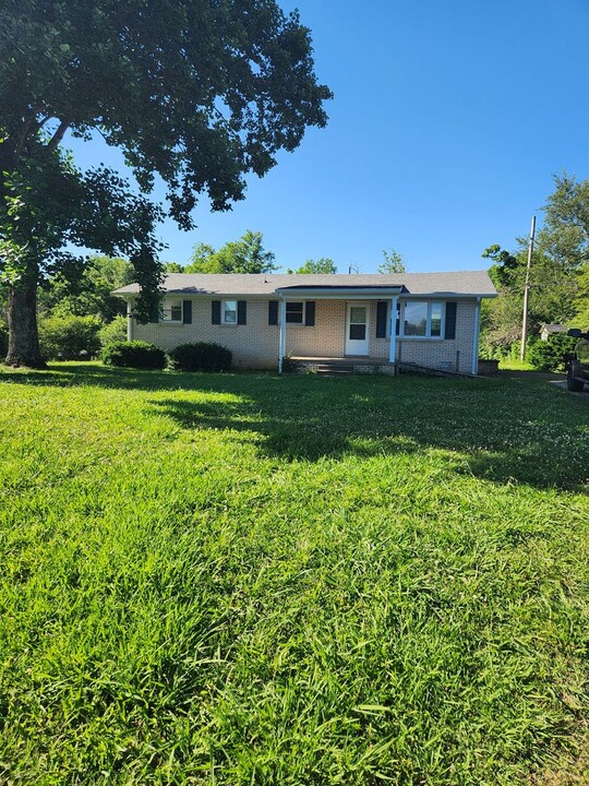 1007 Railroad St in Burns, TN - Building Photo