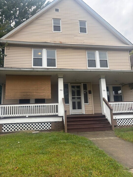 738-740 E 91st St in Cleveland, OH - Foto de edificio