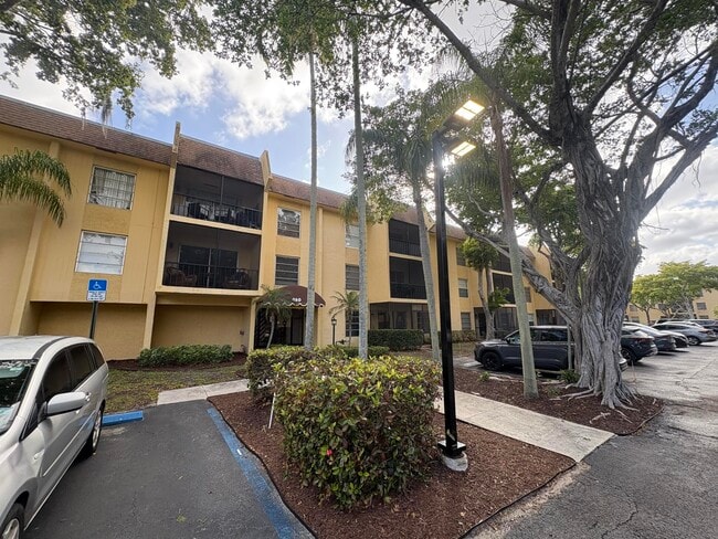460 NW 20th St in Boca Raton, FL - Foto de edificio - Building Photo