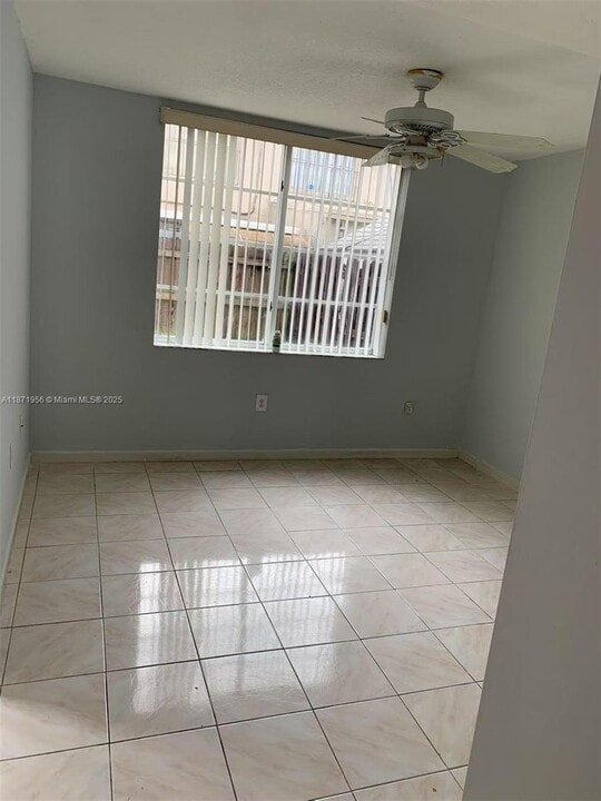 1062 W 42nd Pl in Hialeah, FL - Foto de edificio