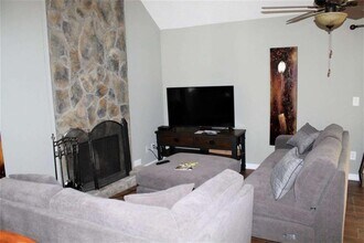 1068 Falling Water Dr in Smyrna, GA - Building Photo - Building Photo