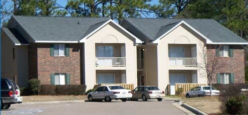 Golfview Apartments in Hope Mills, NC - Building Photo