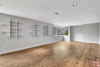 6396 Weidlake Dr in Los Angeles, CA - Building Photo - Building Photo