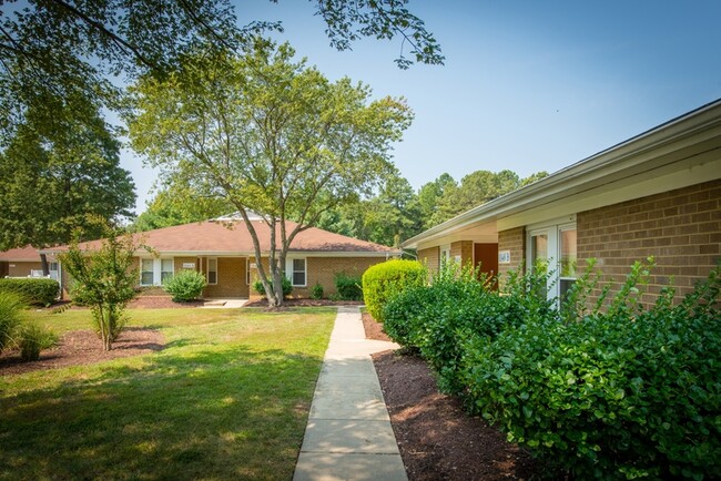 Crossland Apartments in St. Charles, MD - Building Photo - Building Photo