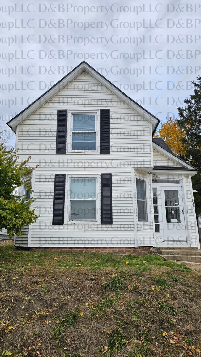 property at 939 Baraga St NE