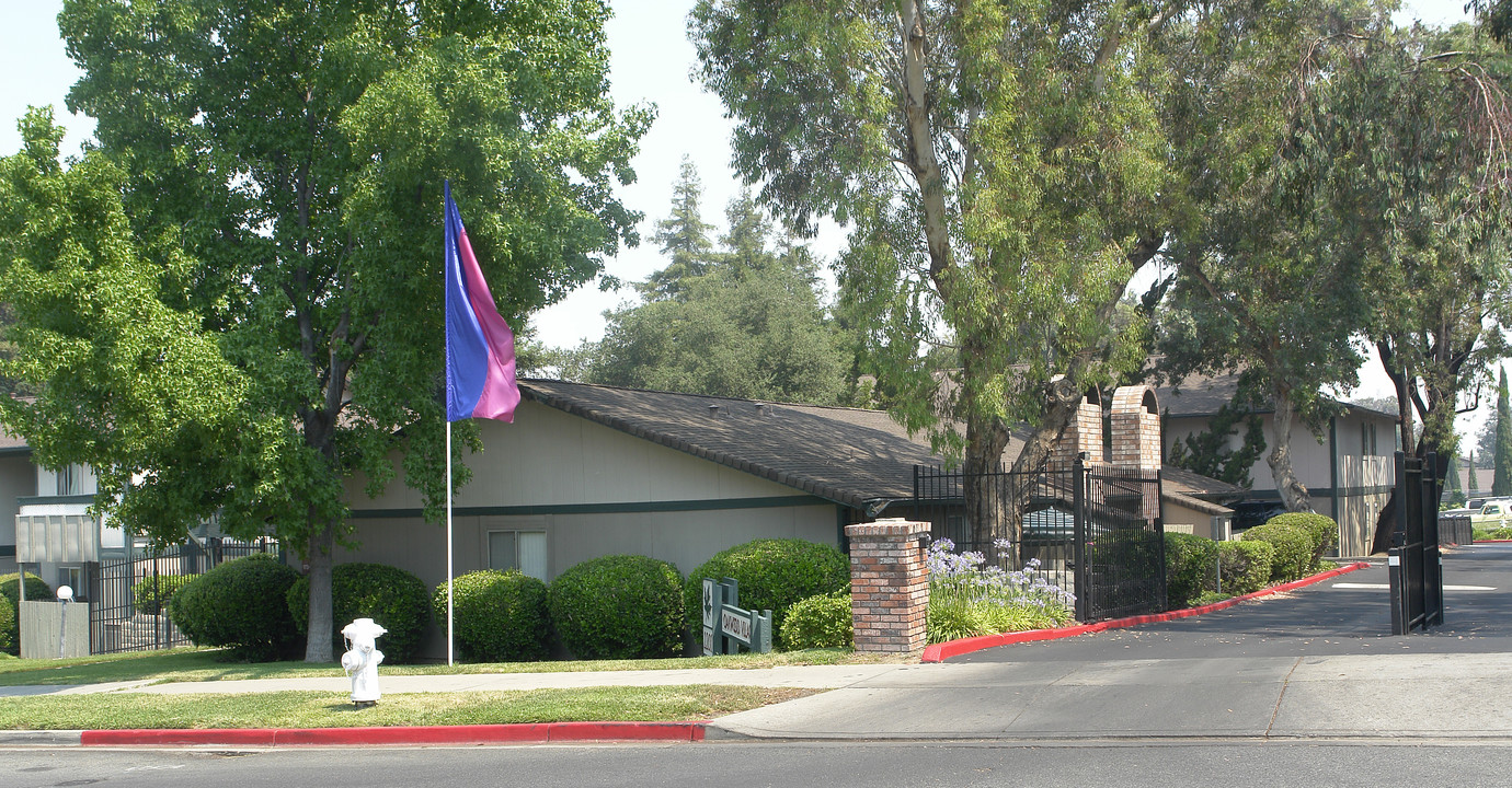 Oakwood Village in Antioch, CA - Building Photo