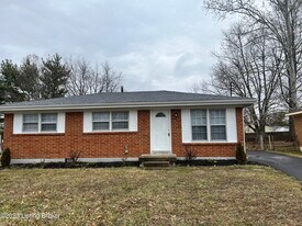 6115 Red Spruce Dr in Louisville, KY - Building Photo