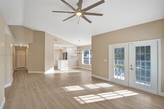 9012 Lake Park Cir S in Davie, FL - Building Photo - Building Photo