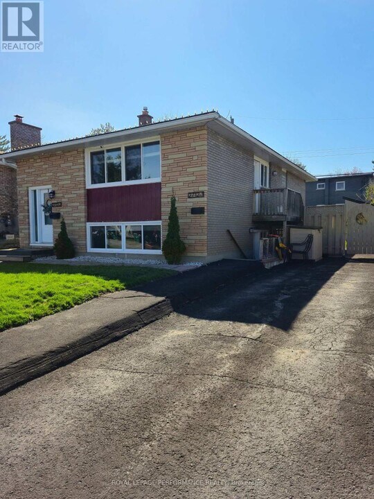 2712 Violet St in Ottawa, ON - Building Photo