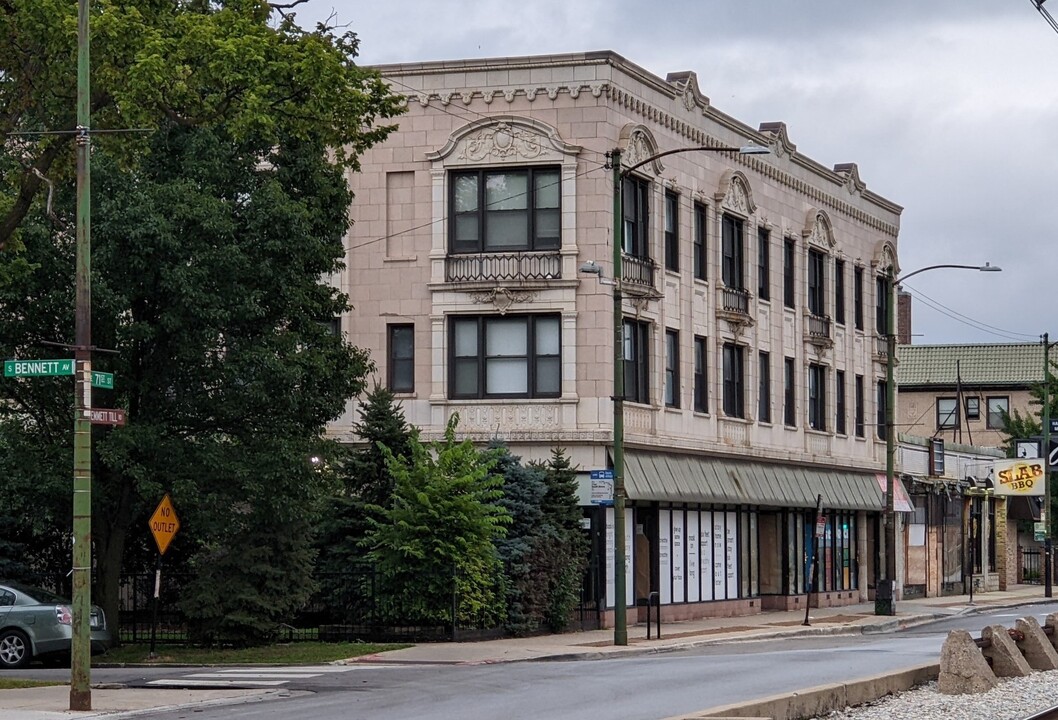 7051 S Bennett Ave in Chicago, IL - Building Photo