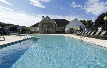 Pointe At Wimbledon in Greenville, NC - Foto de edificio - Building Photo
