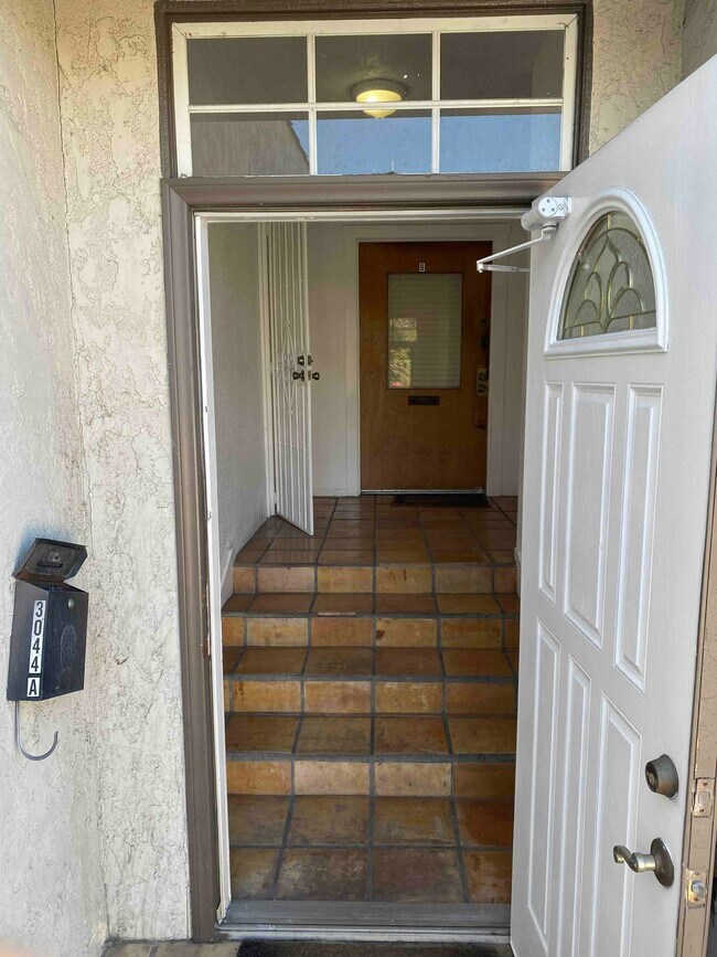 3044 E 7th St, Unit #A in Long Beach, CA - Foto de edificio - Building Photo