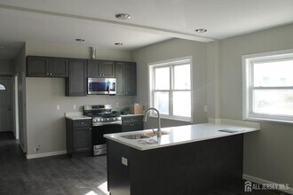 519 Roosevelt Ave in Carteret, NJ - Building Photo - Building Photo