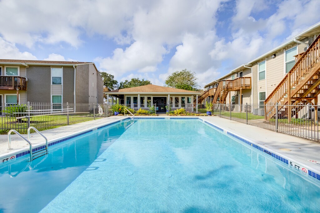 The Life at Forest View Apartments in Clute, TX