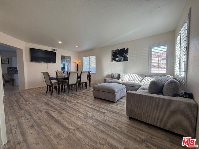 719 E Ave Q10 in Palmdale, CA - Building Photo - Building Photo