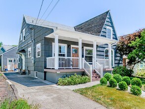 1726 SE 21st Ave, Unit B in Portland, OR - Building Photo - Building Photo