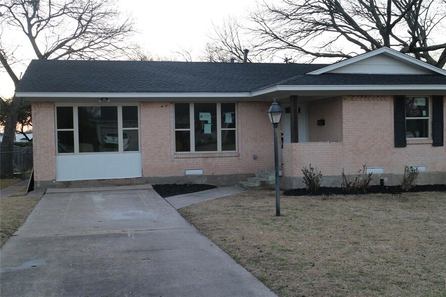 1102 Lorrie Dr, Unit Apt 407 in Richardson, TX - Building Photo