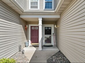 5100 Holly Ln N in Plymouth, MN - Foto de edificio - Building Photo