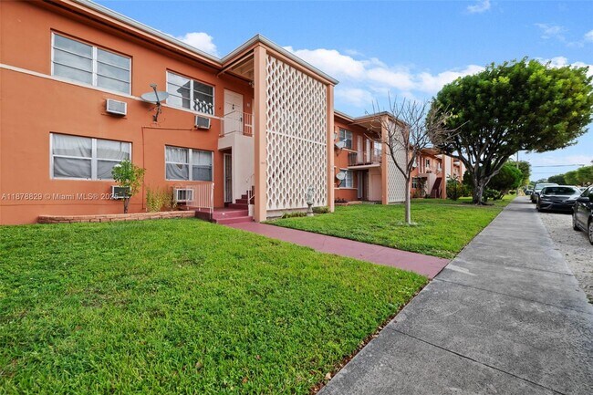 3571 SW 10th St in Miami, FL - Building Photo - Building Photo