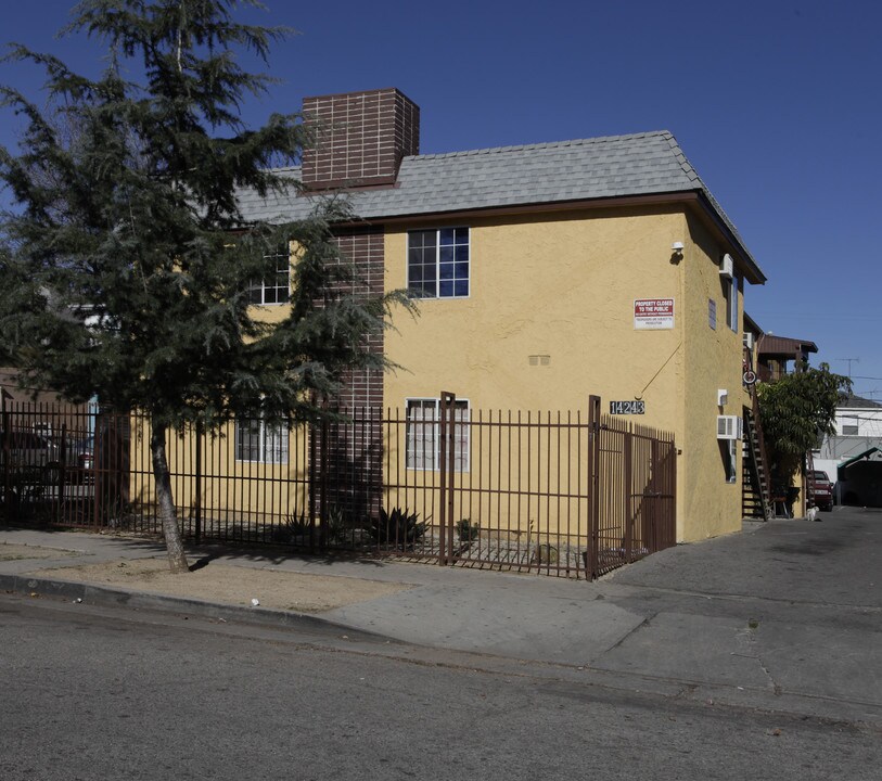 14243 Calvert St in Van Nuys, CA - Building Photo