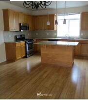 11118 Paine Field Way in Everett, WA - Building Photo