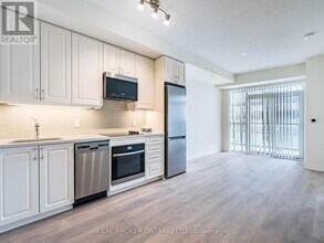38-4438 Annie Craig Dr in Toronto, ON - Building Photo - Building Photo
