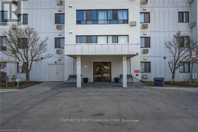 135-135 Base Line Rd W in London, ON - Building Photo - Building Photo
