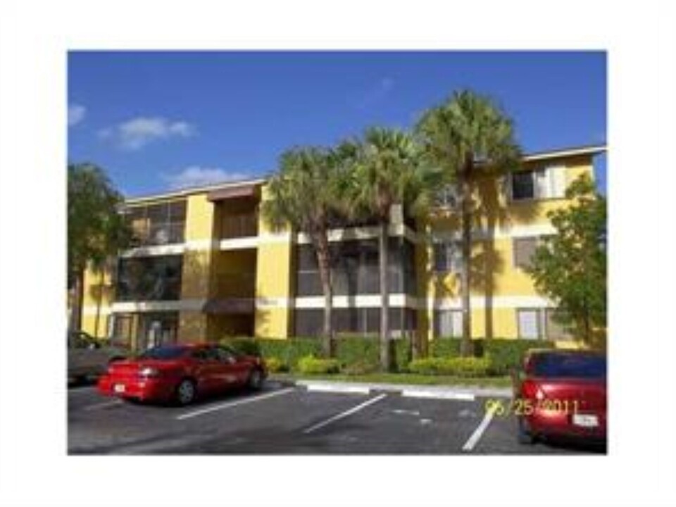 3001 N Oakland Forest Dr, Unit 104 in Oakland Park, FL - Building Photo