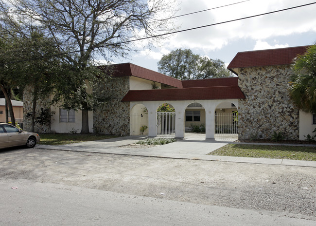 930 NE 133rd St in North Miami, FL - Building Photo - Building Photo