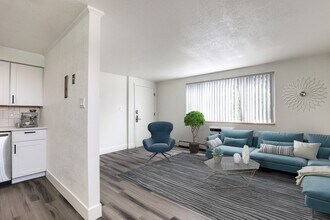 2441 S. York St. in Denver, CO - Foto de edificio - Building Photo