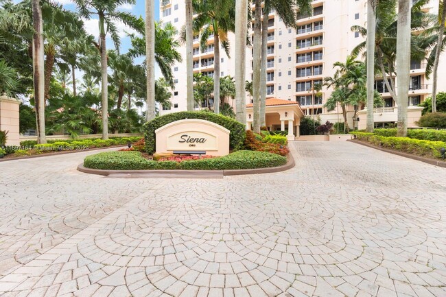 13611 Deering Bay Dr in Coral Gables, FL - Foto de edificio - Building Photo