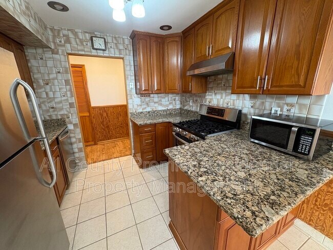 409 Hidden Village Dr in Perth Amboy, NJ - Building Photo - Building Photo