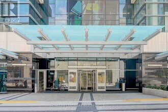 386 Yonge St in Toronto, ON - Building Photo - Building Photo